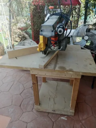 Sierra Radial Industrial DeWalt con Mesa