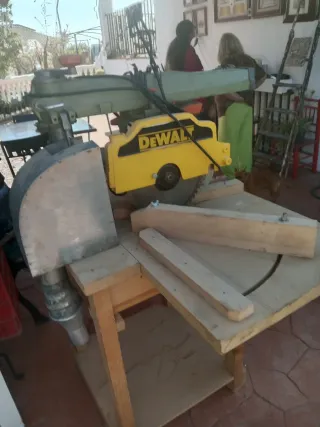 Sierra Radial Industrial DeWalt con Mesa