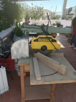 Sierra Radial Industrial DeWalt con Mesa