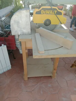 Sierra Radial Industrial DeWalt con Mesa