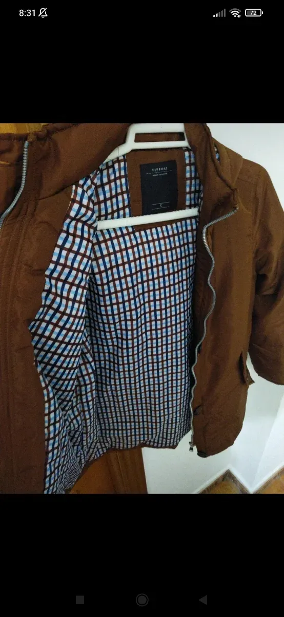 Chaqueta de mujer marrón con capucha