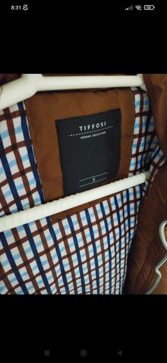 Chaqueta de mujer marrón con capucha