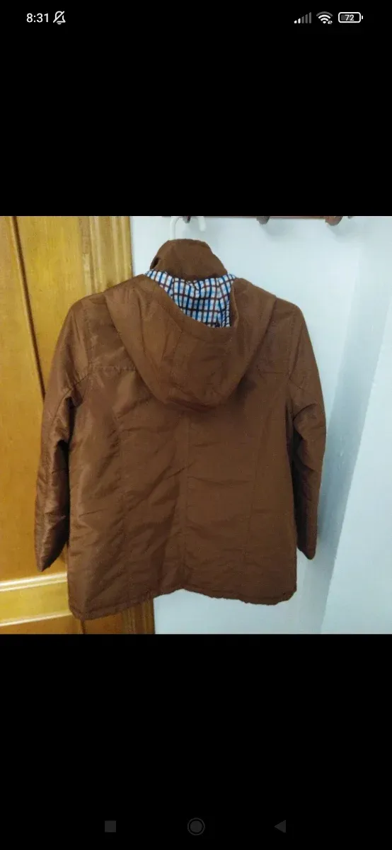 Chaqueta de mujer marrón con capucha