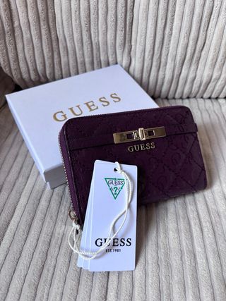 Monedero Guess morado mediano