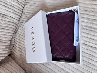 Monedero Guess morado mediano