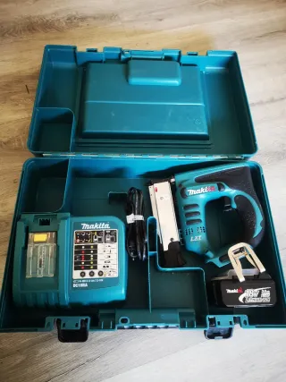 Clavadora Makita sin cabeza + Cargador y batería