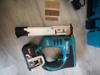 Clavadora Makita sin cabeza + Cargador y batería