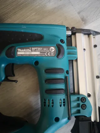 Clavadora Makita sin cabeza + Cargador y batería