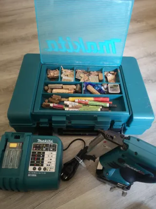 Clavadora Makita sin cabeza + Cargador y batería