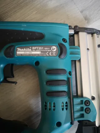 Clavadora Makita sin cabeza + Cargador y batería