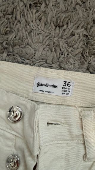Pantalón crudo flare Stradivarius