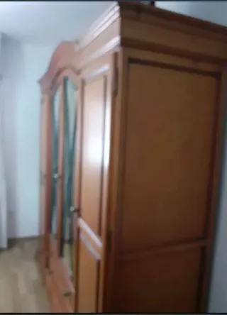 Armario de matrimonio de madera de calidad.