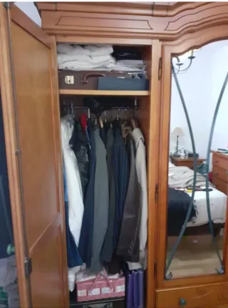 Armario de matrimonio de madera de calidad.