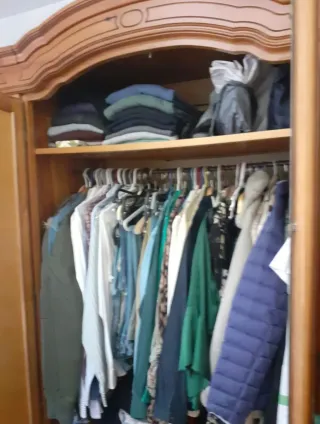 Armario de matrimonio de madera de calidad.