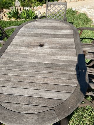 Mesa y 6 sillas de madera exterior