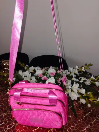 Bolso Rosa con Cremalleras Doradas