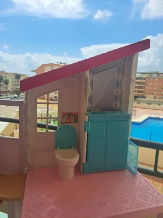 Casa di Barbie con mobili e accessori