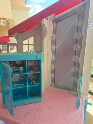 Casa di Barbie con mobili e accessori