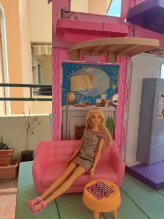 Casa di Barbie con mobili e accessori