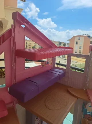Casa di Barbie con mobili e accessori