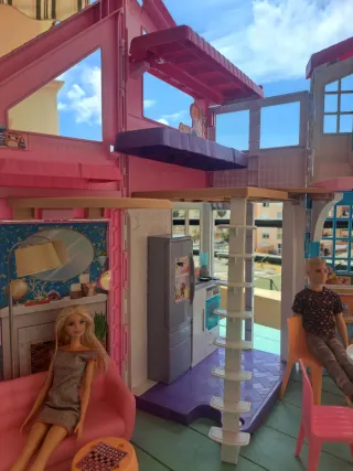 Casa di Barbie con mobili e accessori