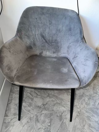 Silla de terciopelo gris con patas metálicas