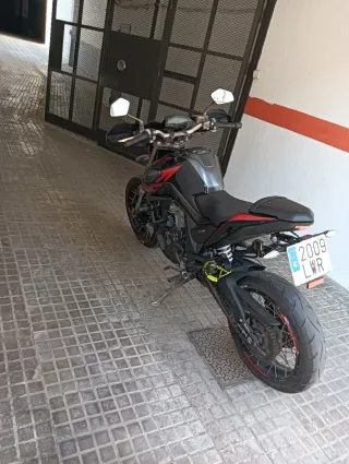 Zontes Moto Naked Negra y Roja