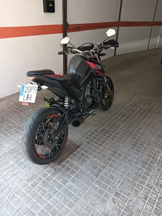 Zontes Moto Naked Negra y Roja