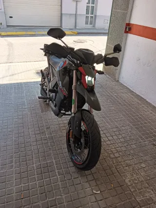 Zontes Moto Naked Negra y Roja
