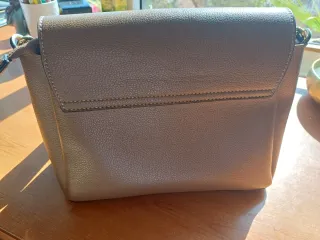 Bolso beig con cremallera dorada