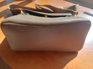 Bolso beig con cremallera dorada