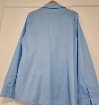 Camisa azul celeste con volantes