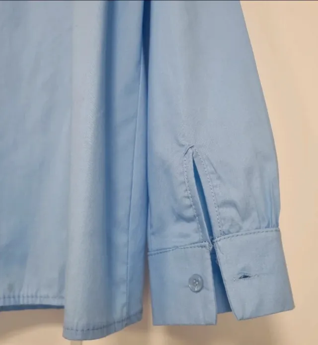 Camisa azul celeste con volantes