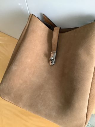 Bolso de piel marrón y beige