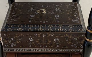 Mesa de ajedrez con figuras aleacción