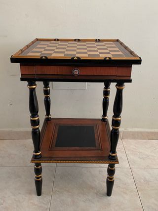 Mesa de ajedrez con figuras aleacción