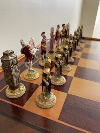 Mesa de ajedrez con figuras aleacción