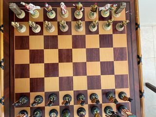 Mesa de ajedrez con figuras aleacción