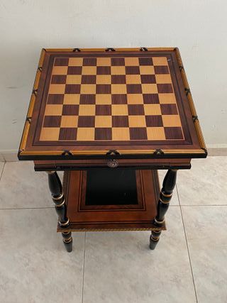 Mesa de ajedrez con figuras aleacción