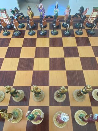 Mesa de ajedrez con figuras aleacción