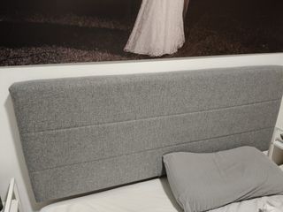 Cabecero de cama gris de tela