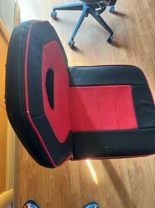 Taburete giratorio rojo y negro