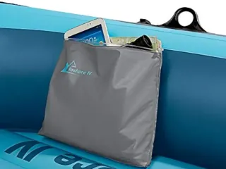 Barca hinchable azul y gris con remos