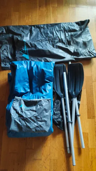 Barca hinchable azul y gris con remos