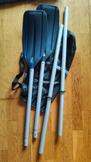 Barca hinchable azul y gris con remos