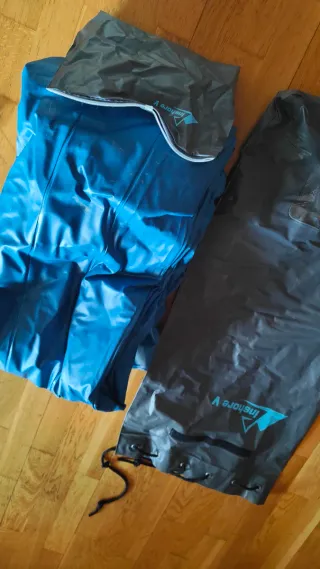 Barca hinchable azul y gris con remos