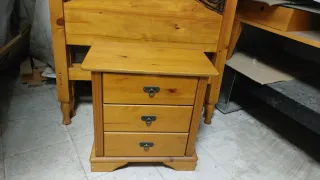 Mesita de noche de madera de pino color miel