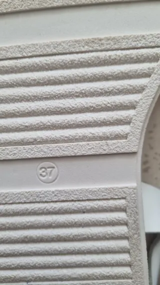 Sandalias de piel blancas y plateadas talla 37
