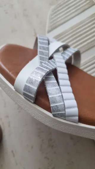 Sandalias de piel blancas y plateadas talla 37