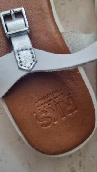 Sandalias de piel blancas y plateadas talla 37